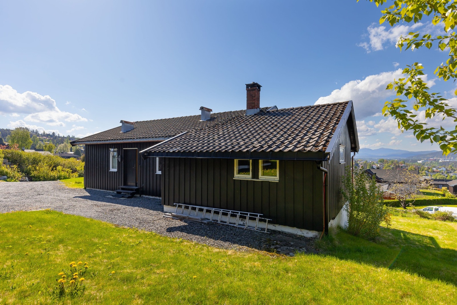Eiendommen har en flott og romslig tomt med plenarealer, beplantning og flere bruksmuligheter. Galleribilde