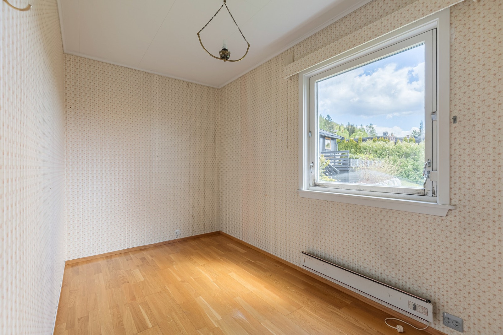 Flere av soverommene har gode lysforhold og fin utsikt mot rolige omgivelser. Med oppgraderinger og modernisering kan rommene utvikles til lune og komfortable oppholdsrom for hele familien. Galleribilde