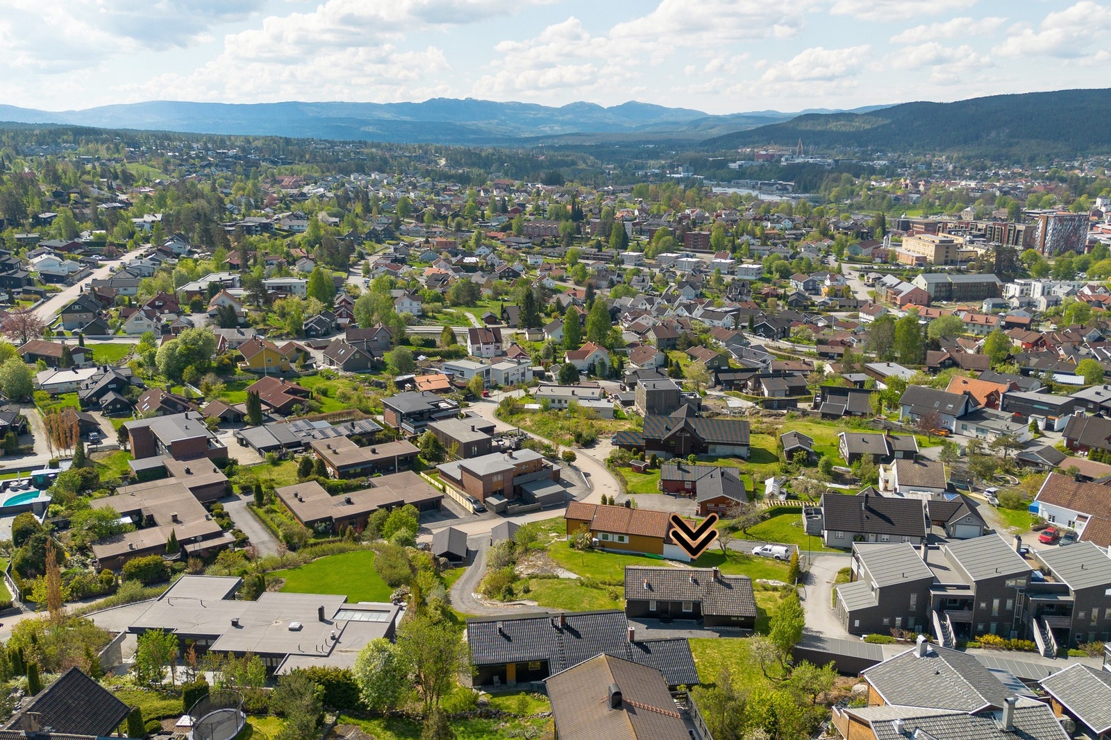 Raumyr skole ligger ca. 0,9 km unna, og det er også nærhet til flere barnehager og videregående skoler i området. Kongsberg stasjon ligger omtrent 1,2 km fra eiendommen, med gode forbindelser videre mot blant annet Drammen og Oslo. Galleribilde