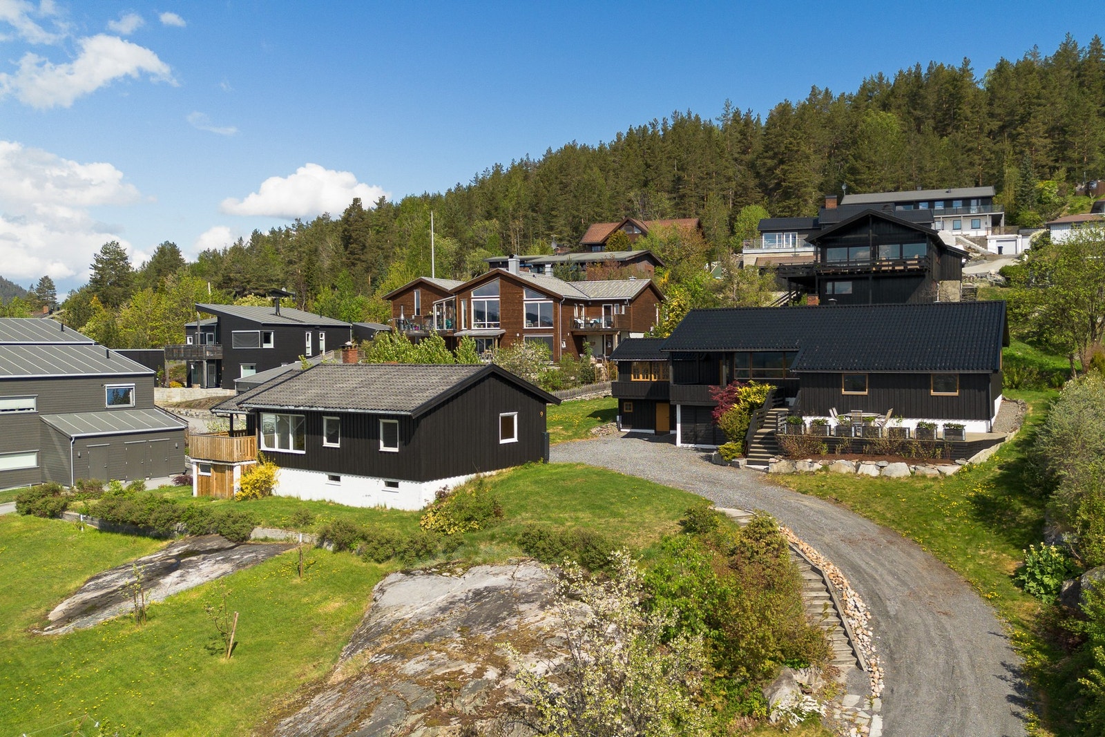 Her får du en bolig med attraktiv beliggenhet, gode solforhold og muligheten til å skape et hjem helt etter egne ønsker og behov. Galleribilde