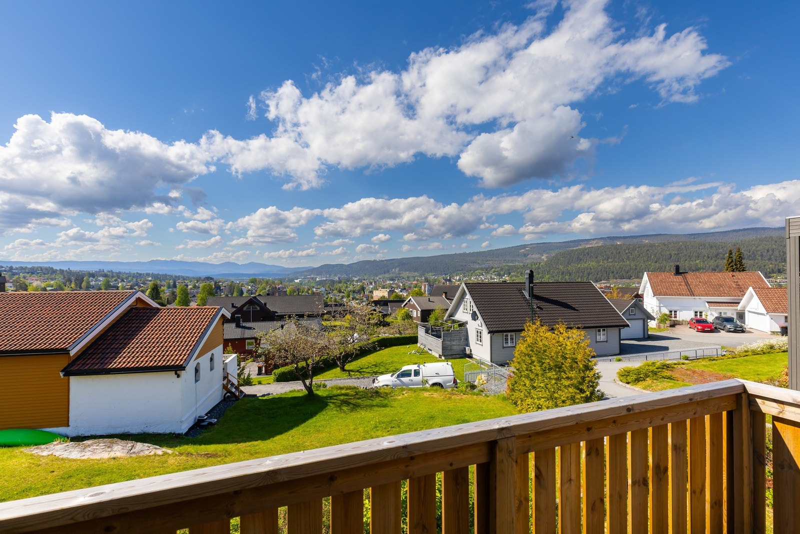 Flott uteplass med plass til sittegruppe og hyggelige sommerdager. Galleribilde