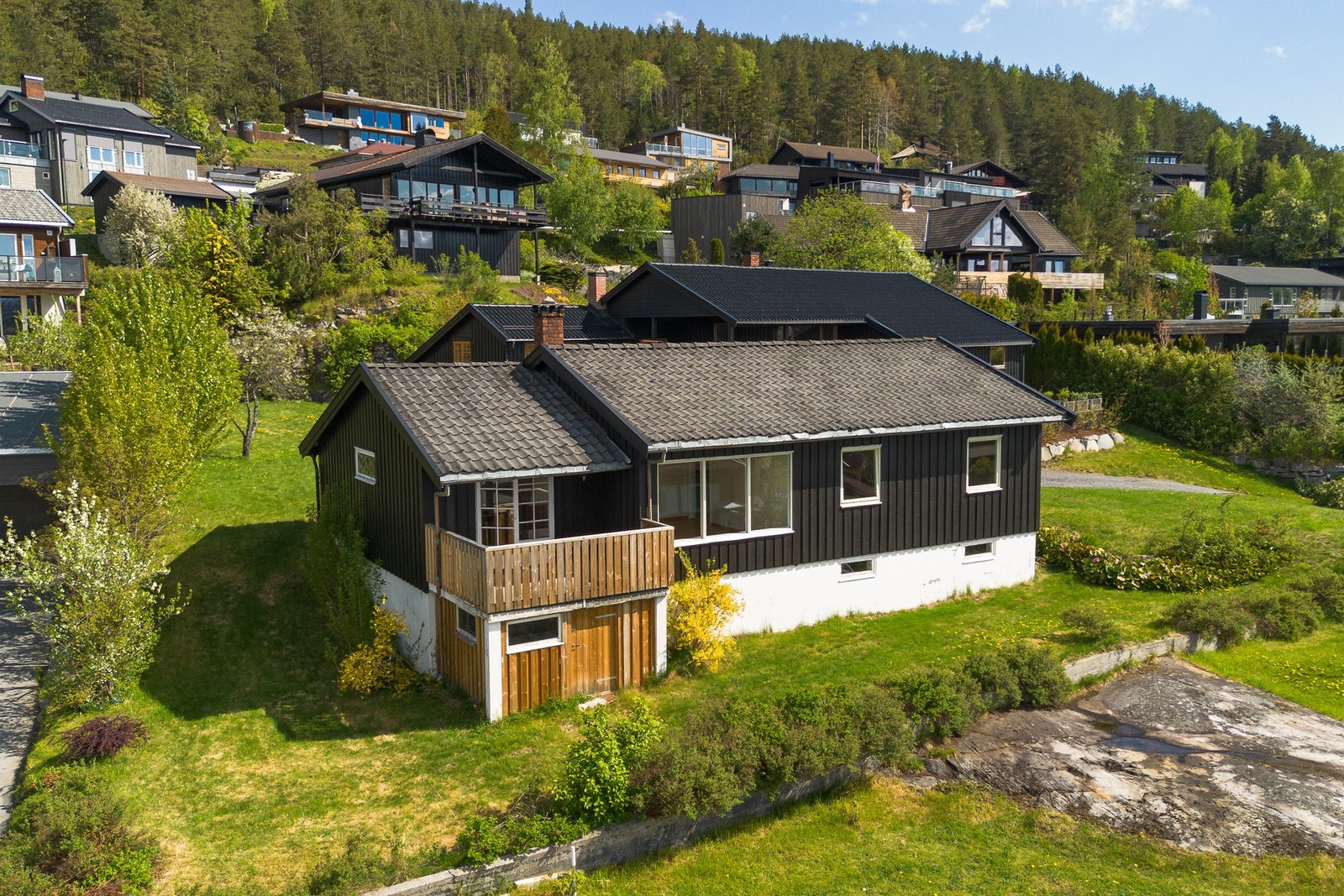 Eiendommen ligger høyt og fritt i et etablert boligområde på Kongsberg, med flott utsyn over byen og omkringliggende naturområder. Galleribilde