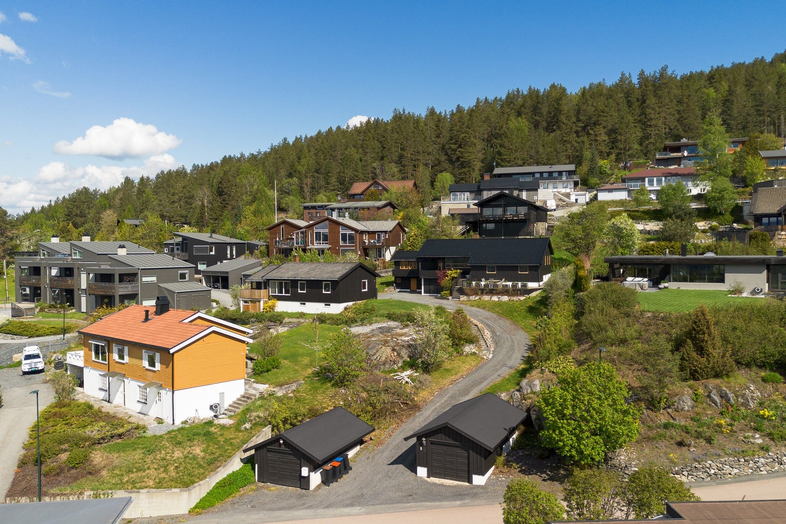 Eiendommen ligger høyt og fritt, noe som gir en luftig og attraktiv beliggenhet med fine uteområder rundt boligen. Galleribilde