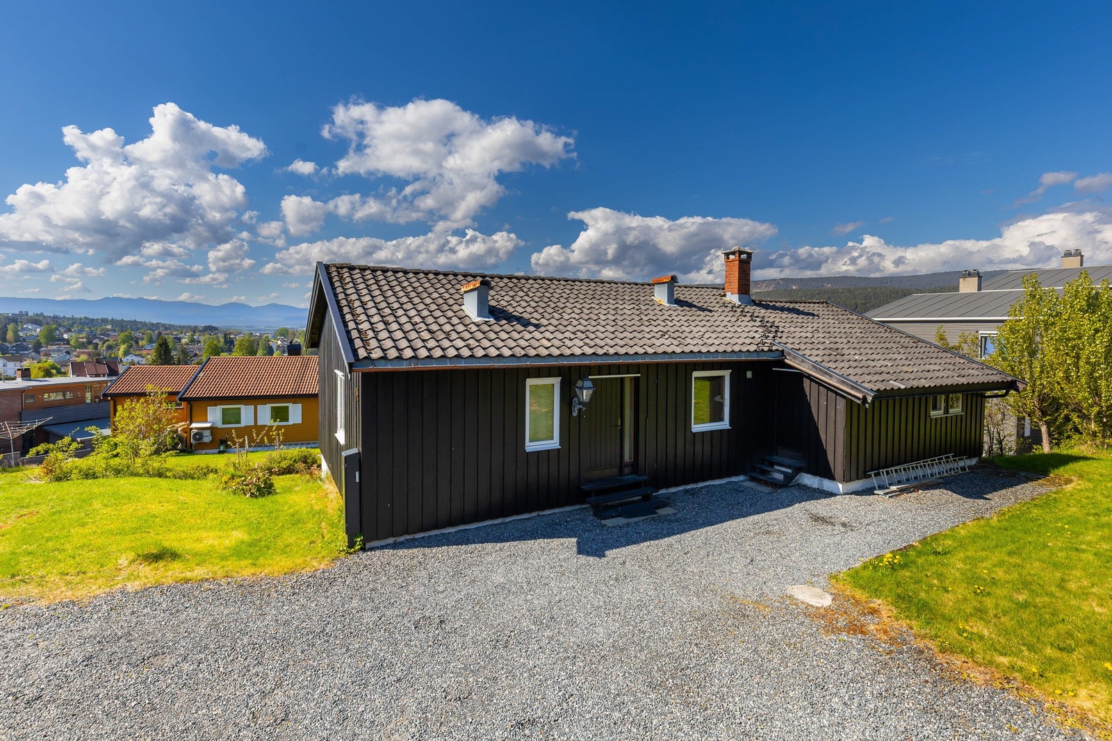 Parkeringsmuligheter rett utenfor boligen på gruslagt gårdsplass. Galleribilde