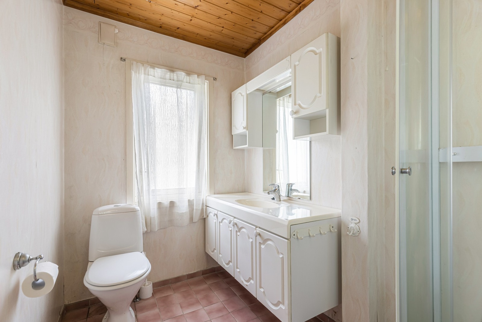 Boligen har bad samt separat vaskerom. Badet har innredning med dusjkabinett, toalett og servant, mens vaskerommet har opplegg for vaskemaskin og praktiske funksjoner for hverdagen. Galleribilde