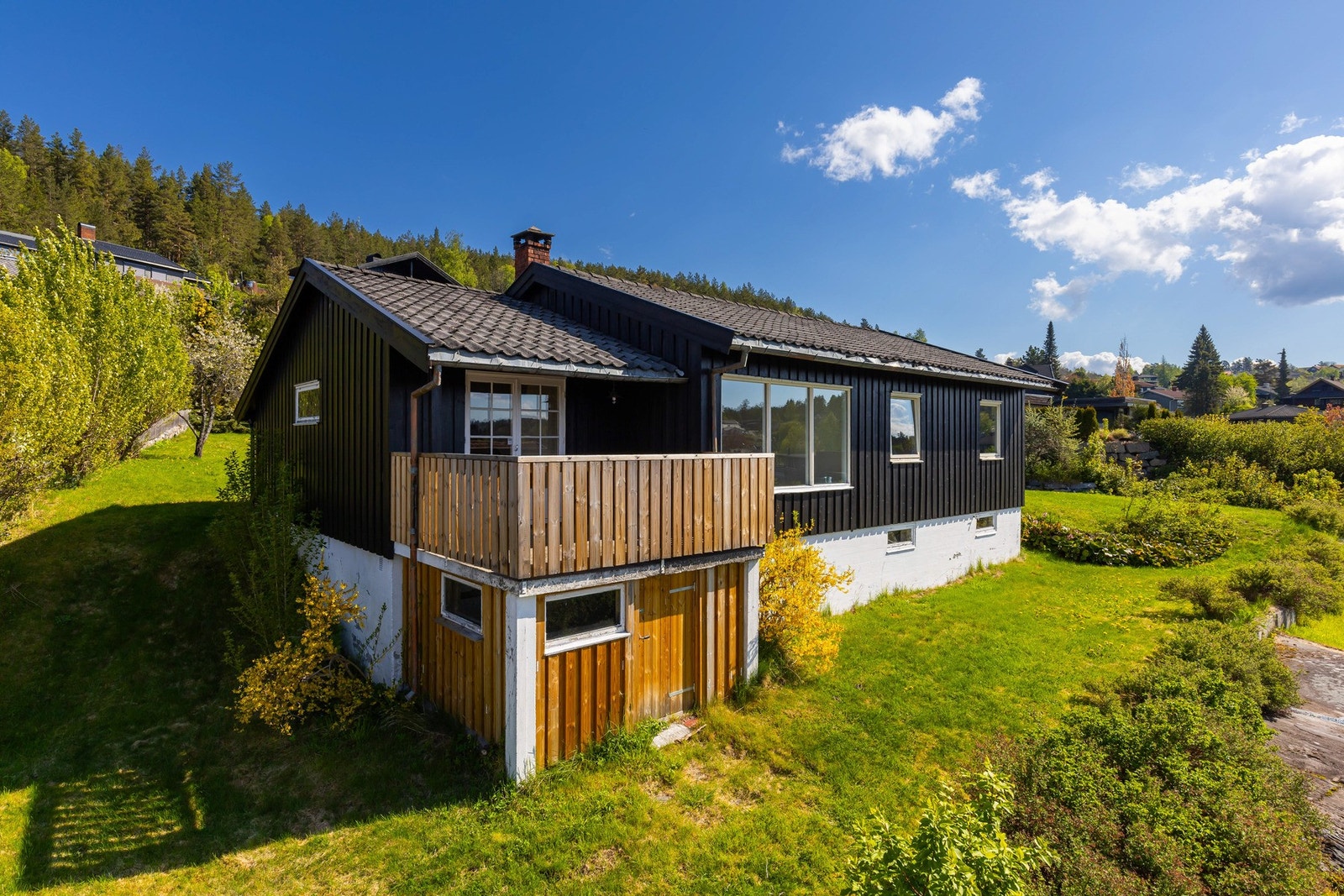 Eiendommen ligger høyt og fritt i et etablert boligområde på Kongsberg, med flott utsyn over byen og omkringliggende naturområder. Galleribilde