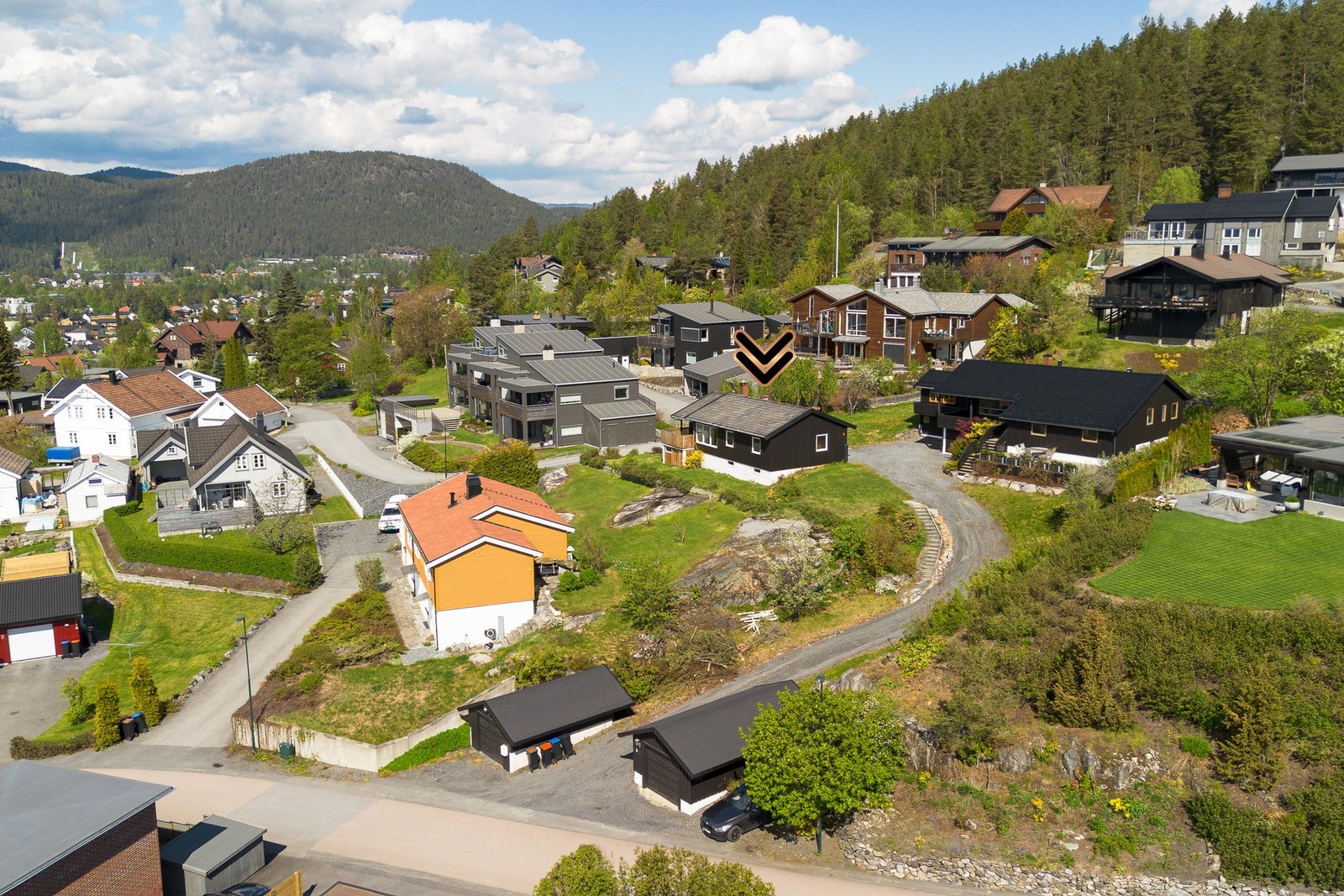 Eiendommen ligger attraktivt til på Sulusåsen - et etablert og populært boligområde med flott utsikt, gode solforhold og nærhet til både natur og sentrum. Galleribilde