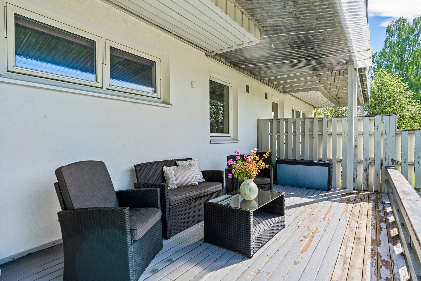 Verandaen har plass til både sittegruppe og utemøbler, og byr på hyggelige omgivelser for sommerdagene. Galleribilde