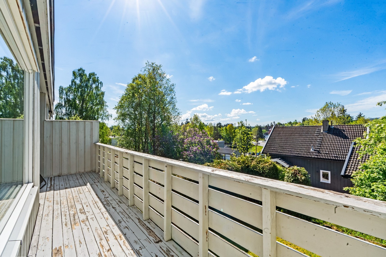 Balkongen fungerer som en naturlig forlengelse av stuen og gir gode muligheter for hyggelige sommerdager utendørs. Galleribilde