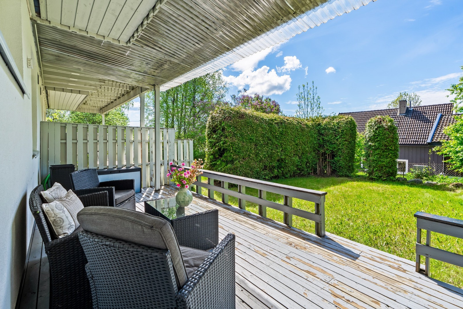 Solrikt uteområde med plass til utemøbler, grill og hyggelige stunder med familie og venner. Galleribilde