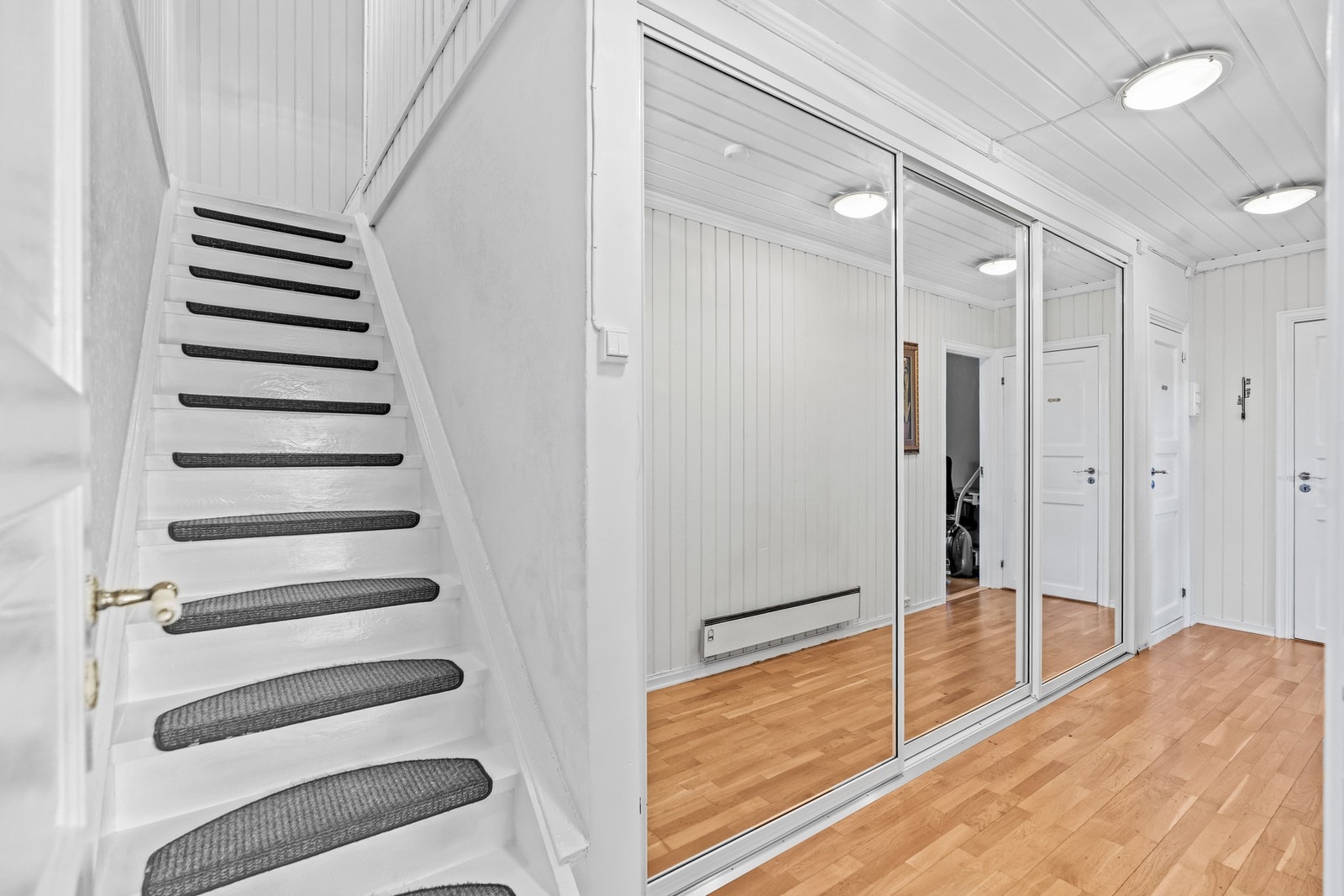 Videre ned i under etasjen. Galleribilde