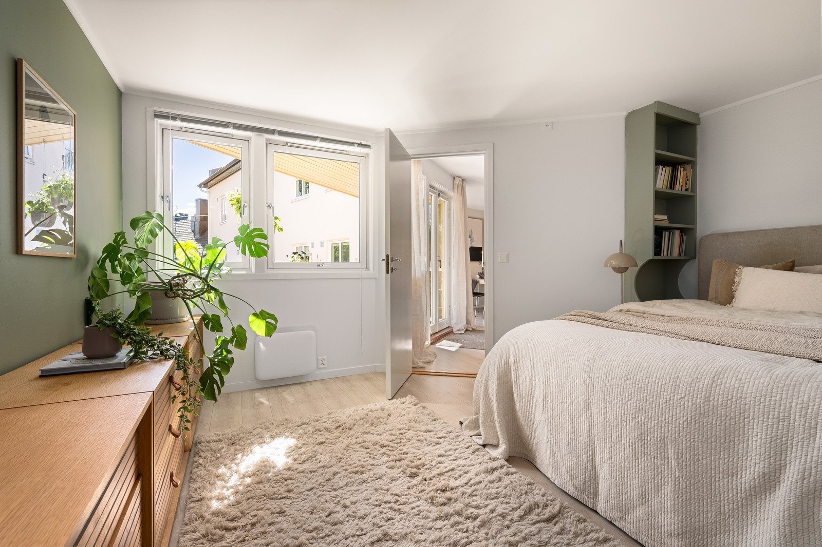 Det rolige værelset ligger vendt inn mot bakgården, og her kan ro og stillhet nytes når kvelden senker seg Galleribilde