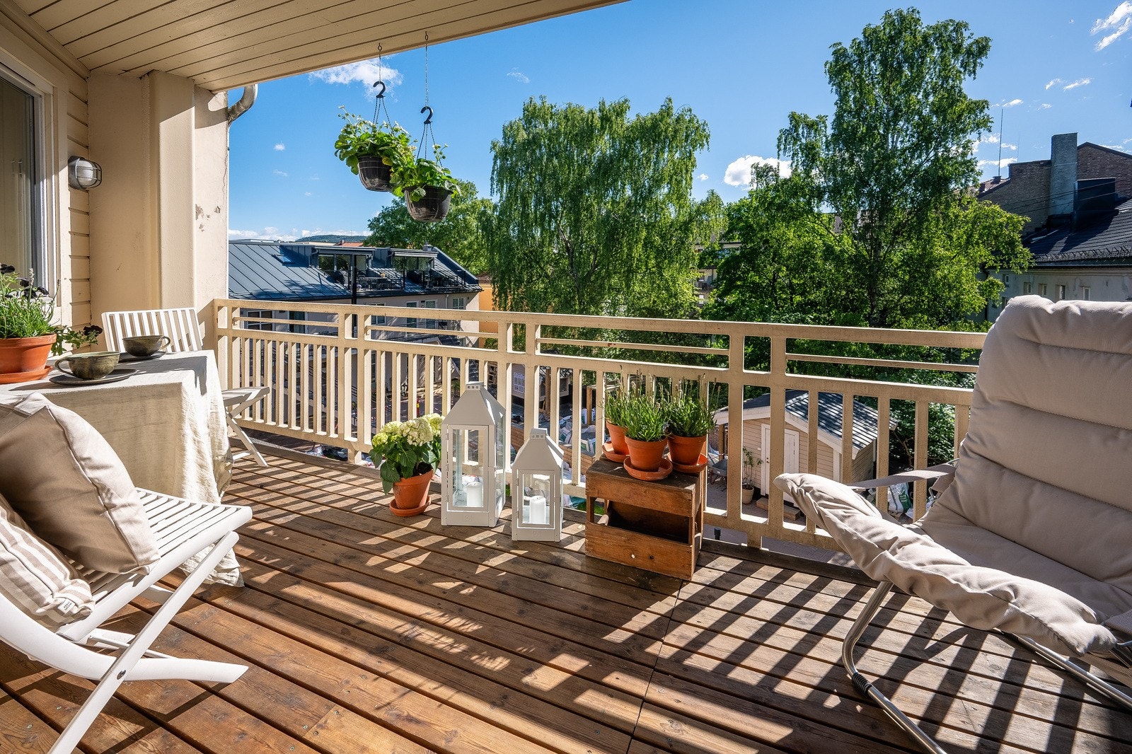Her har man plass til å møblere med en hyggelig sittegruppe, perfekt for rolige morgener eller lange sommerkvelder Galleribilde