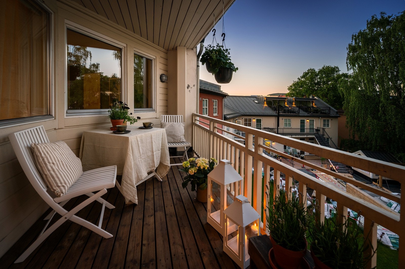 Fra stuen i boligens 1. etasje er det adkomst til den tredje uteplassen - sørvendt balkong på ca. 7 m² Galleribilde