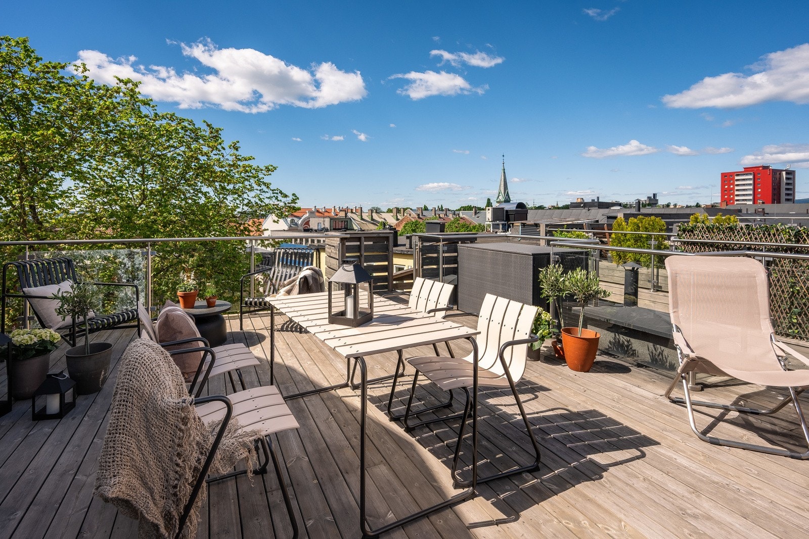 Den magiske terrassen ligger badet i sol fra tidlig morgen og helt til solnedgang - oppleves som en ekstra stue på varme sommerdager Galleribilde