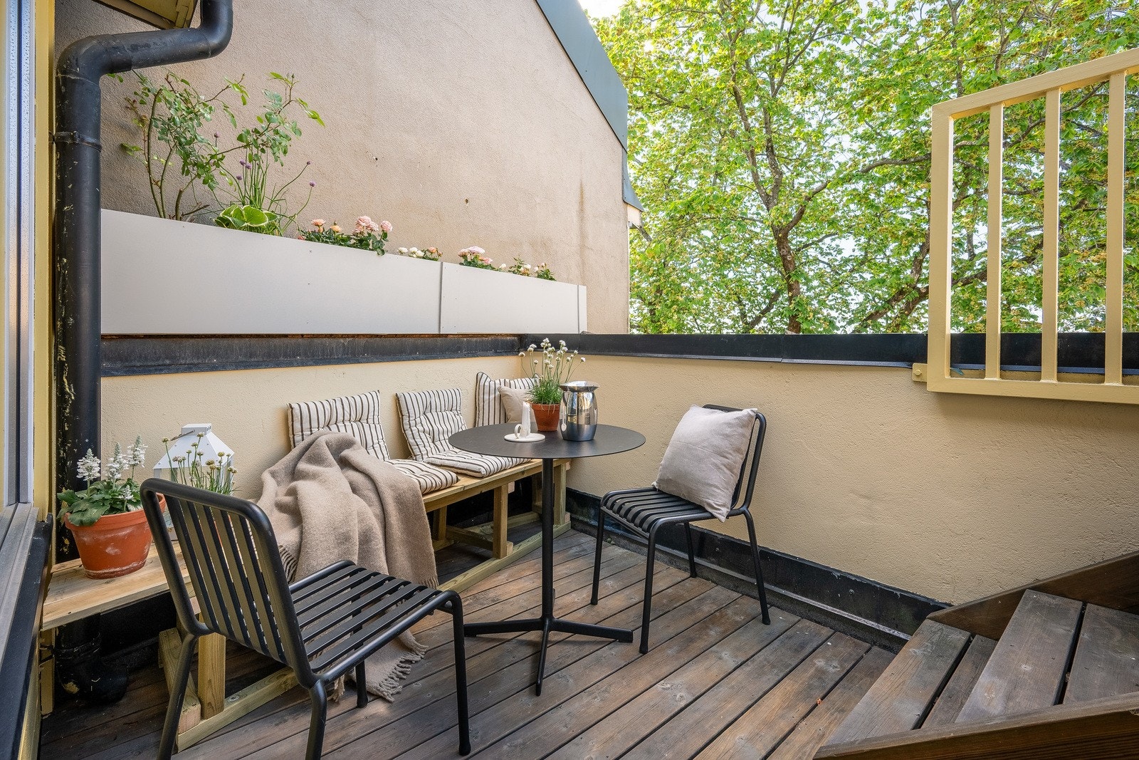 Fra stuen er det adkomst til boligens andre av tre uteplasser - en tilbaketrukket terrasse på ca. 13 m² Galleribilde