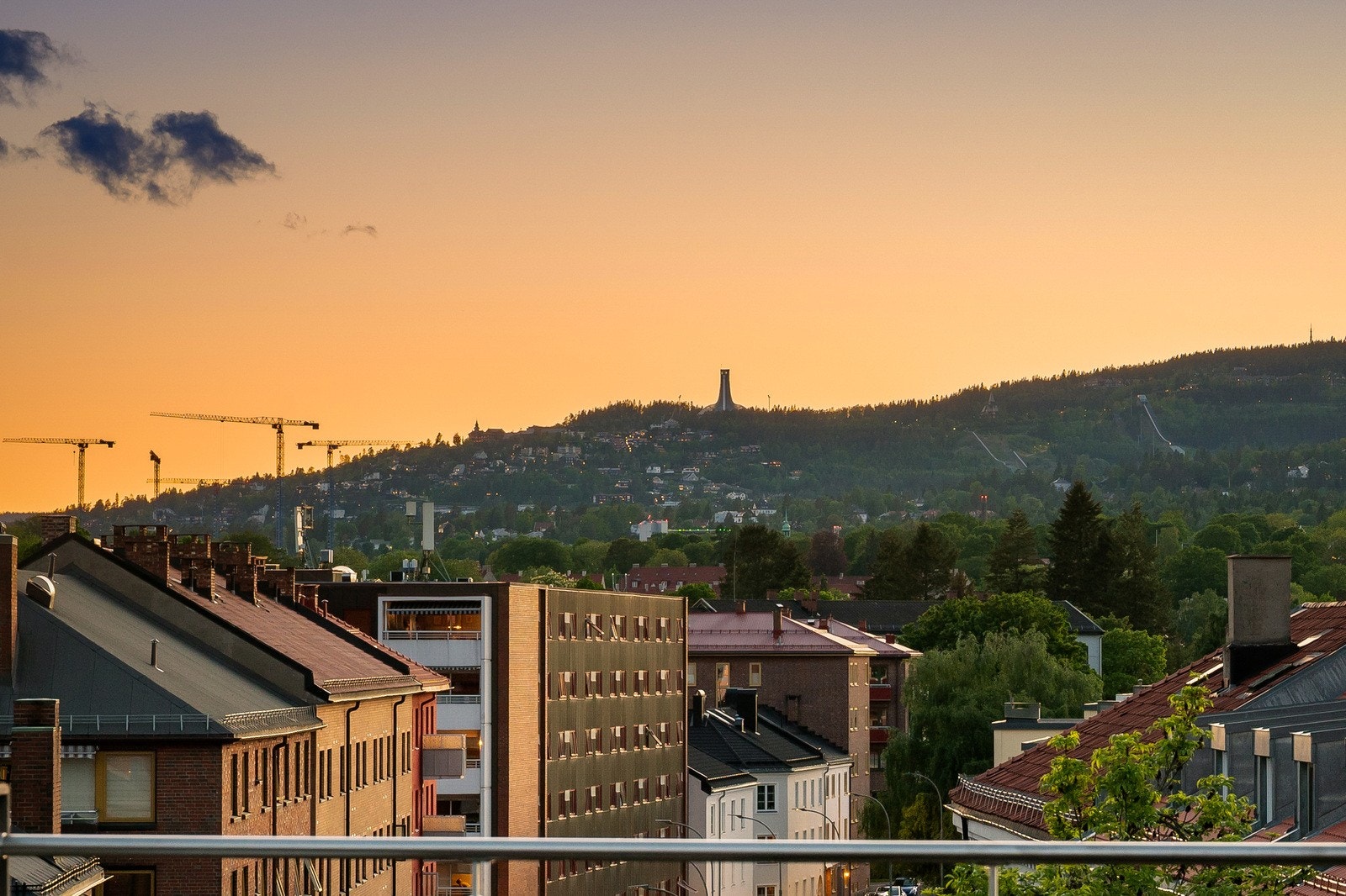 Her får man en unik ramme rundt kveldene, med eksepsjonell utsikt, samt magisk fargespill på kveldshimmelen mens solen senker seg bak Holmenkollåsen Galleribilde