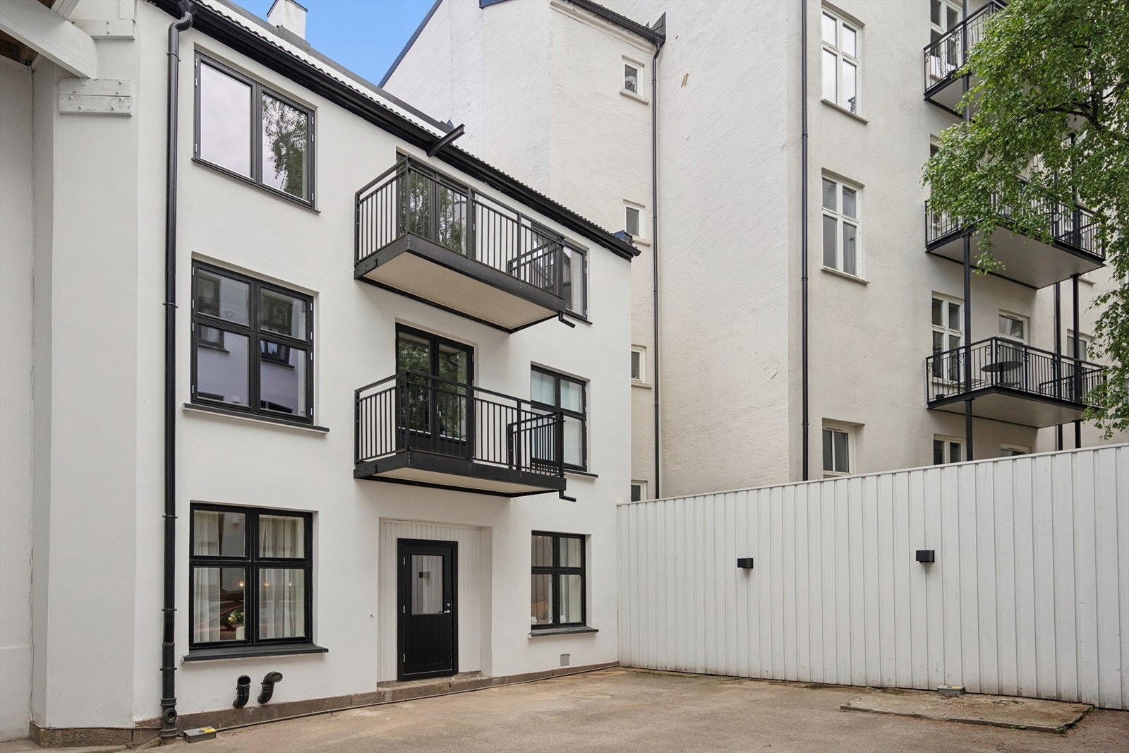 Parkeringsplass i bakgård medfølger salget. Galleribilde