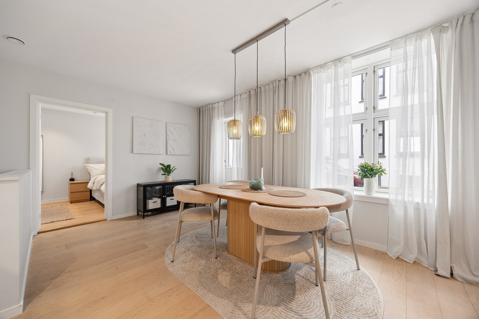 De store vindusflatene bidrar til rikelig med naturlig lys, og kombinert med den generøse takhøyden oppleves stuen som romslig og tiltalende. Galleribilde