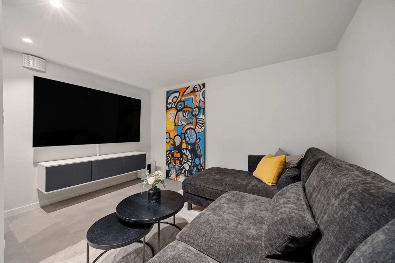 Rommet brukes som TV-stue og har god plass til en stor sofa, stuebord, medievegg og annet ønskelig møblement. Galleribilde