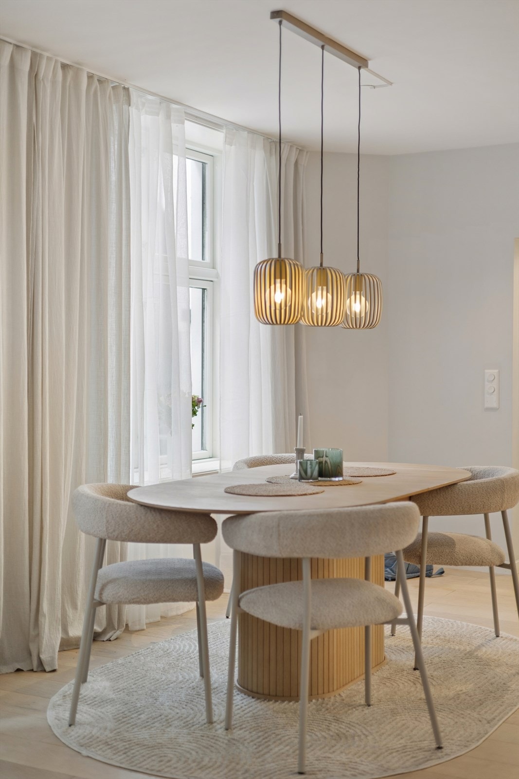 Stuen oppleves som lys og luftig, og har god plass til en stor spisegruppe og annet ønskelig møblement. Galleribilde