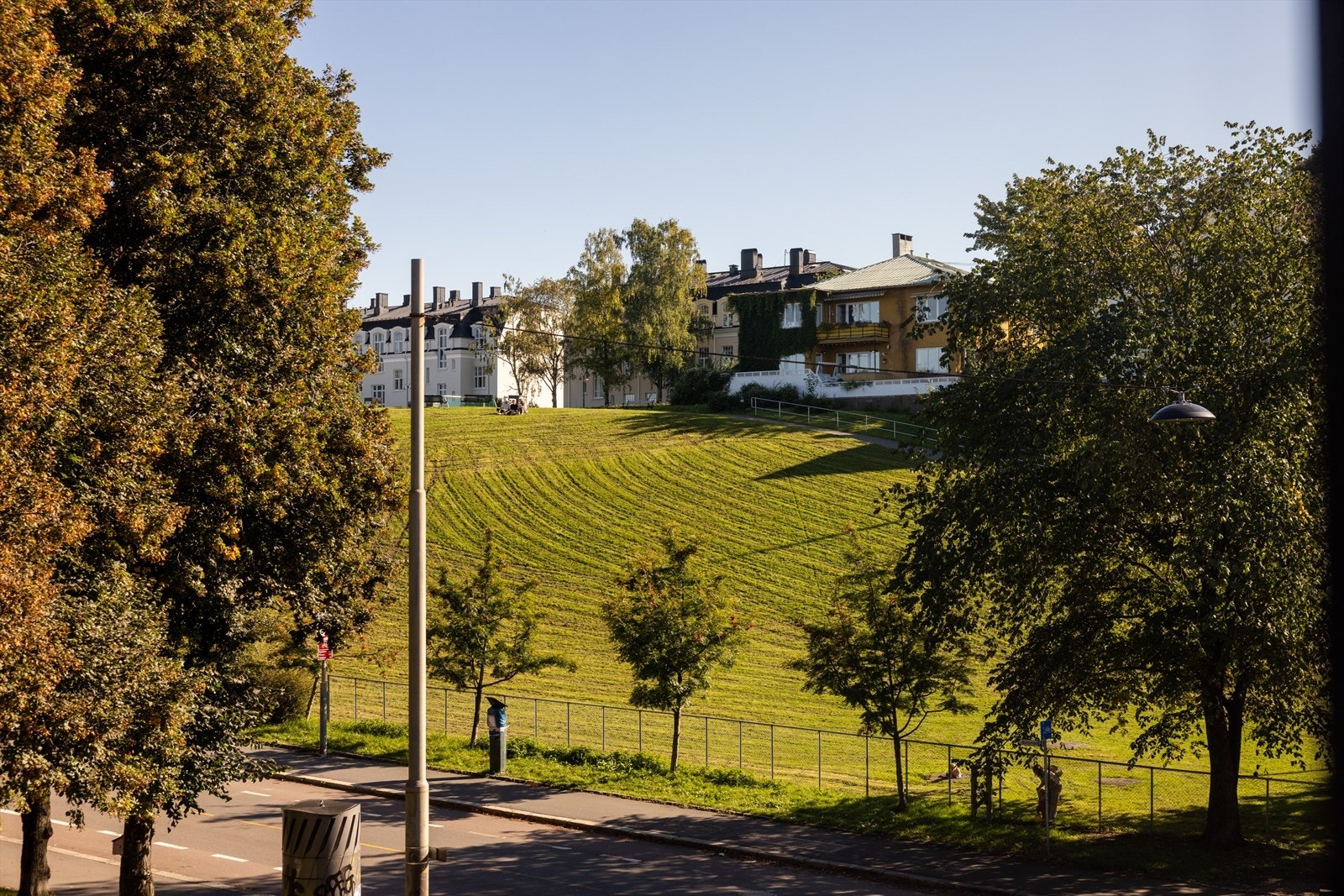 Rett utenfor boligen finner du den populære parken "Idioten," et favorittsted blant områdets innbyggere. Ved siden av ligger veterinærhøyskolen, som i løpet av de neste årene skal ombygges til et lokalt samlingspunkt med kafeer, restauranter og butikker. Galleribilde