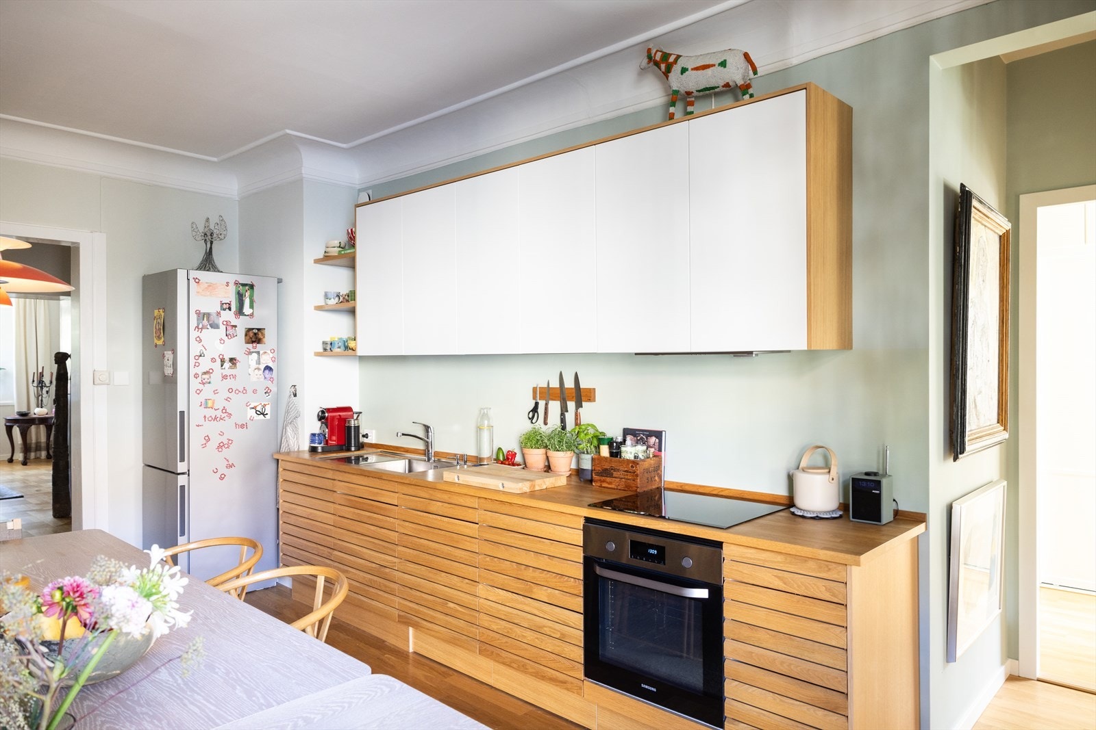 Kjøkkenet er utstyrt med integrerte hvitevarer som stekeovn, koketopp, oppvaskmaskin og kullfilterventilator. Galleribilde