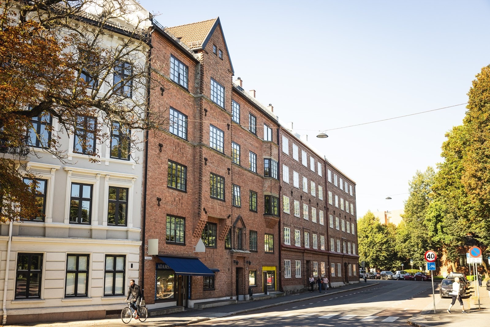 Adamstuen er et svært attraktivt og ettertraktet boligområde. Her bor du med kort vei til alt byen har å tilby, samtidig som området oppleves rolig og tilbaketrukket med et bredt utvalg av servicetilbud, kaféer og restauranter. Galleribilde
