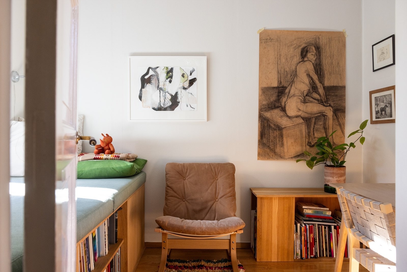 Rommet har også originale, innebygde skap og egner seg godt både som soverom, kontor eller gjesterom. Galleribilde