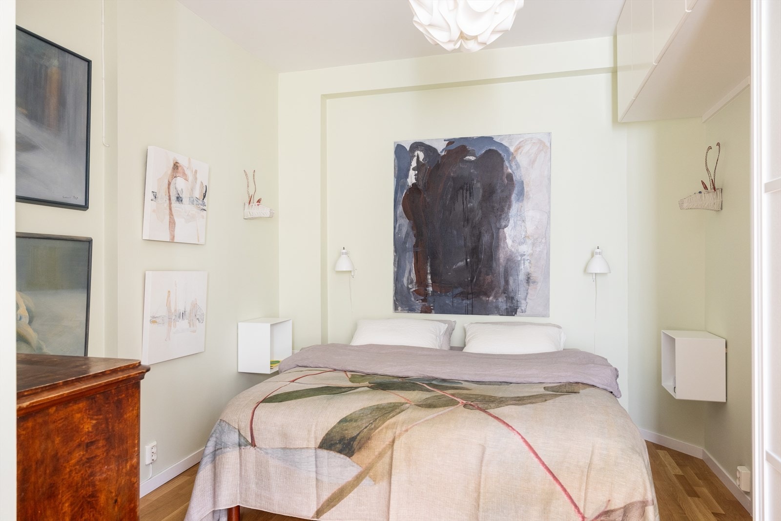 Hovedsoverommet har god plass til dobbeltseng, nattbord og oppbevaring. Rommet har også fine detaljer med vinkler og nisjer som egner seg godt for kunst, dekor og personlige elementer som bidrar til en lun og hyggelig atmosfære. Galleribilde