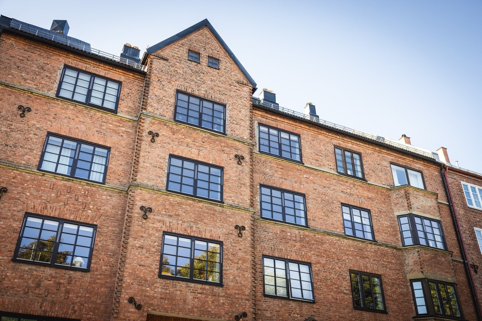 Bygården har en herskapelig og lett gjenkjennelig fasade i rød tegl, som gir eiendommen et klassisk og særpreget uttrykk. Galleribilde