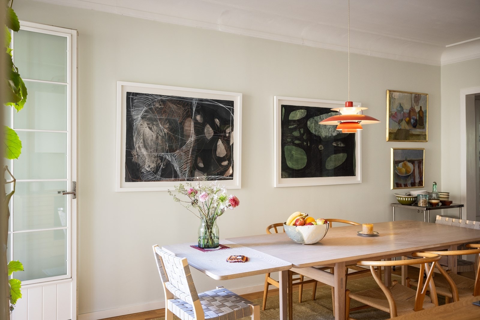 Kjøkkenet er romslig, med god plass til en stor spisegruppe, og har utgang til balkongen via doble glassdører. De store glassflatene sørger for rikelig innslipp av naturlig lys og gir rommet en lys og luftig atmosfære. Galleribilde