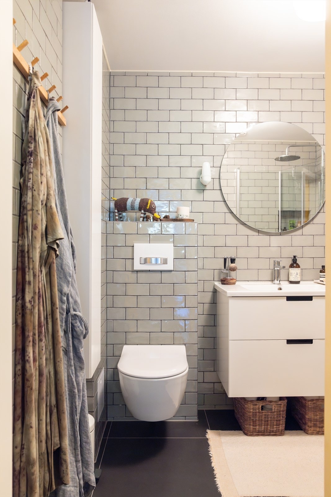 Badet ble oppusset i 2018 med ny membran, varmekabler samt fliser på vegger og gulv. Det er også opplegg for vaskemaskin. Galleribilde