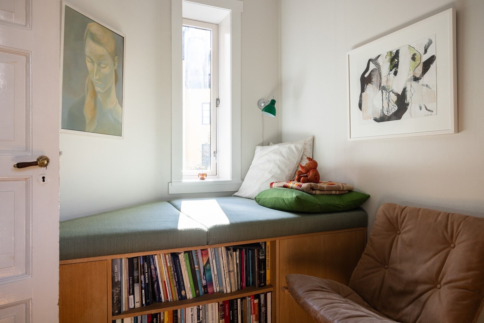 Det andre soverommet er utstyrt med en plassbygd daybed ved vinduet, som skaper en hyggelig sitteplass perfekt for avslapning og lesing. Galleribilde
