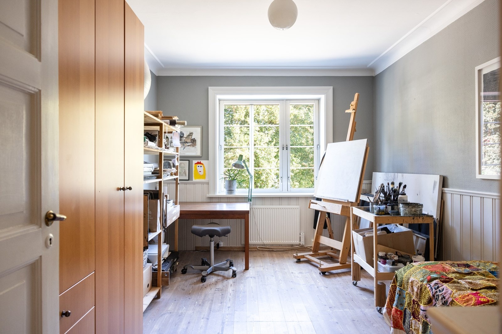 Det tredje soverommet er romslig og fleksibelt, og egner seg godt som hovedsoverom, kontor eller atelier. Rommets utforming gir gode muligheter for tilpasning etter ulike behov og ønsker. Galleribilde
