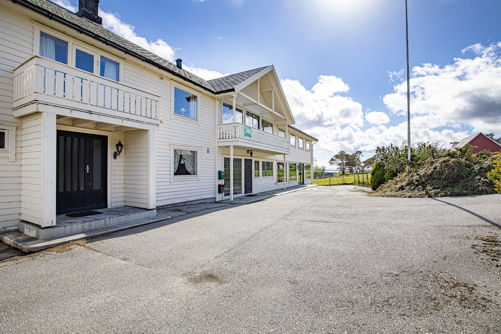 Fasade på nordsiden | asfaltert gårdsplass Galleribilde