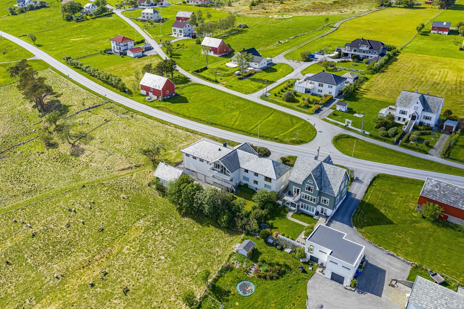 Bygget har 3 etasjer med et samlet BRA-i på hele 627 m² | krypkjeller i opprinnelig del kommer i tillegg med et ikke måleverdig areal på 27 m²| løe/uthus har et BRA-e på 92 m² fordelt på 3 etasjer Galleribilde