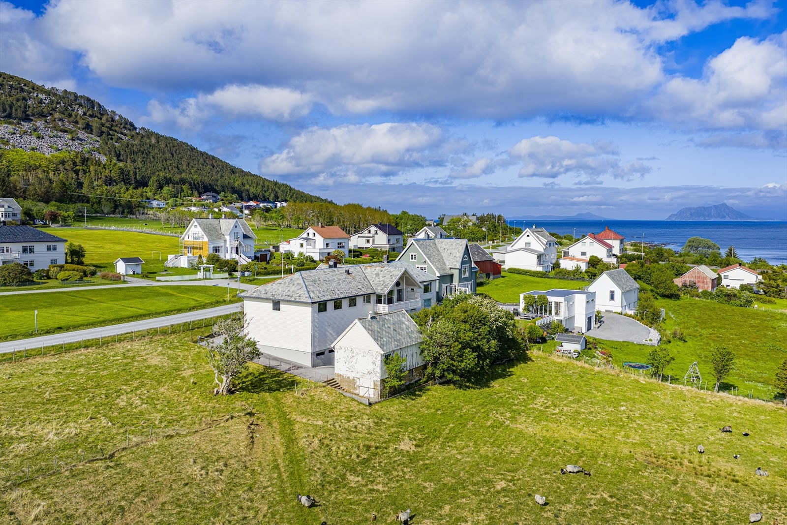 Bygget har 3 etasjer med et samlet BRA-i på hele 627 m² | krypkjeller i opprinnelig del kommer i tillegg med et ikke måleverdig areal på 27 m²| løe/uthus har et BRA-e på 92 m² fordelt på 3 etasjer Galleribilde
