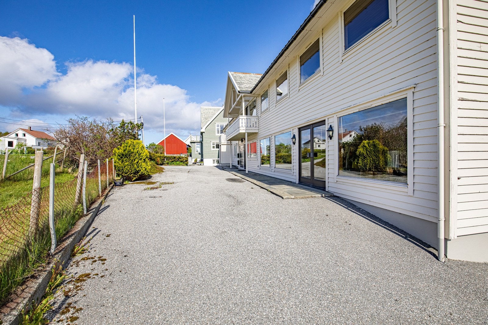 Fasade på nordsiden | asfaltert gårdsplass Galleribilde