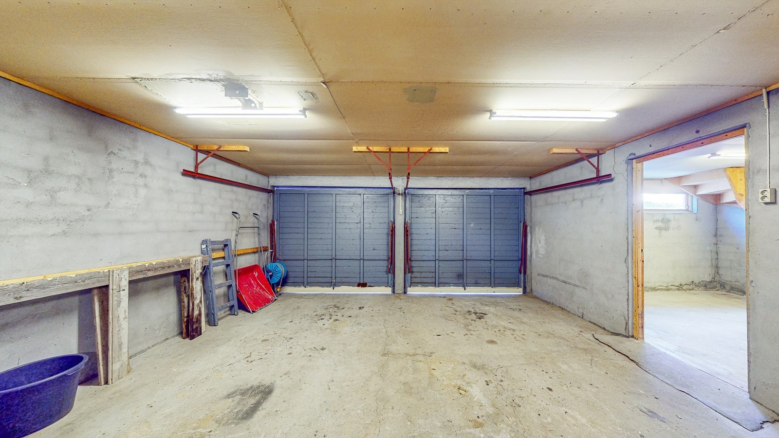 Dobbelgarasje med innkjøring fra sydsiden av bygget Galleribilde