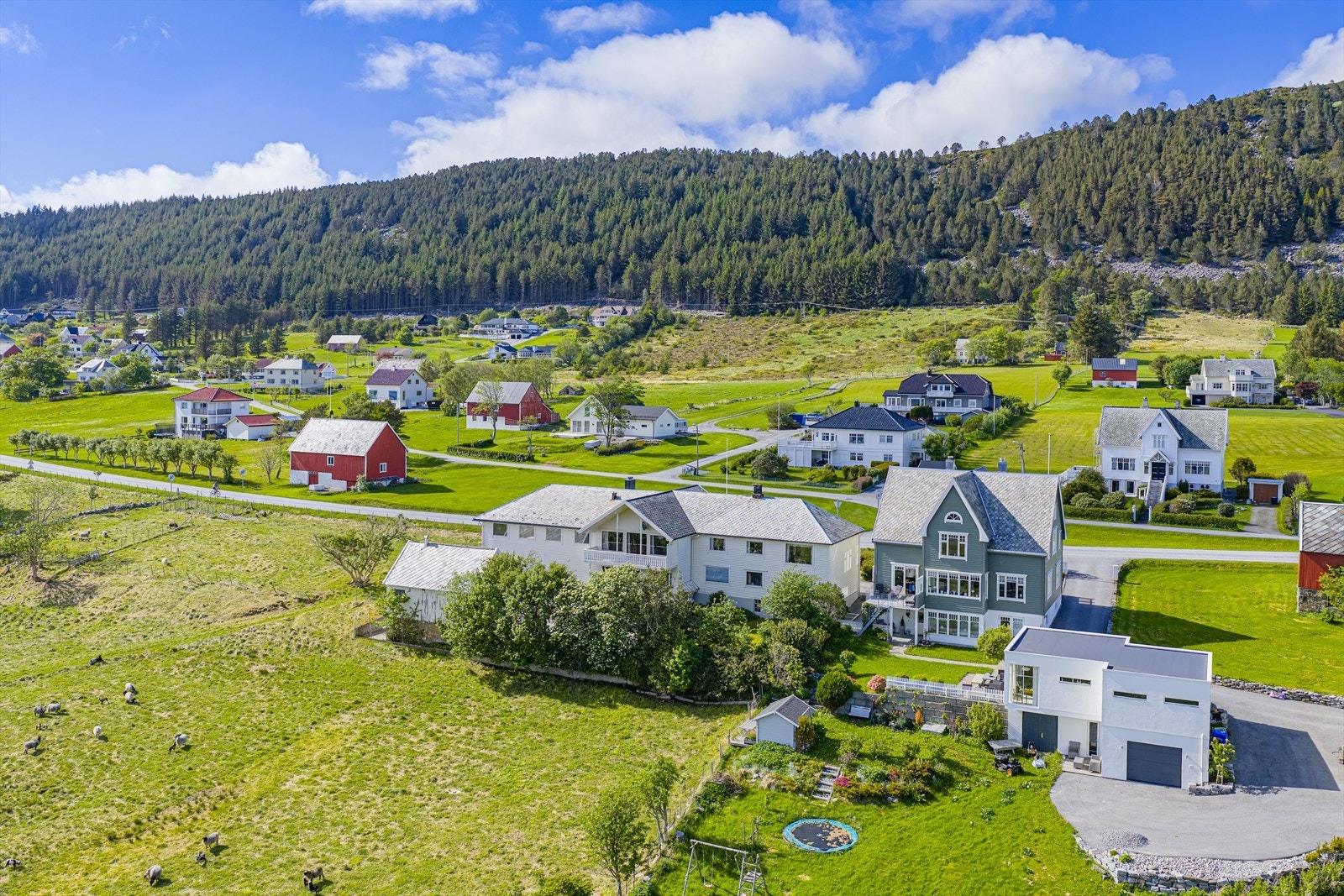 Bygget har 3 etasjer med et samlet BRA-i på hele 627 m² | krypkjeller i opprinnelig del kommer i tillegg med et ikke måleverdig areal på 27 m²| løe/uthus har et BRA-e på 92 m² fordelt på 3 etasjer Galleribilde