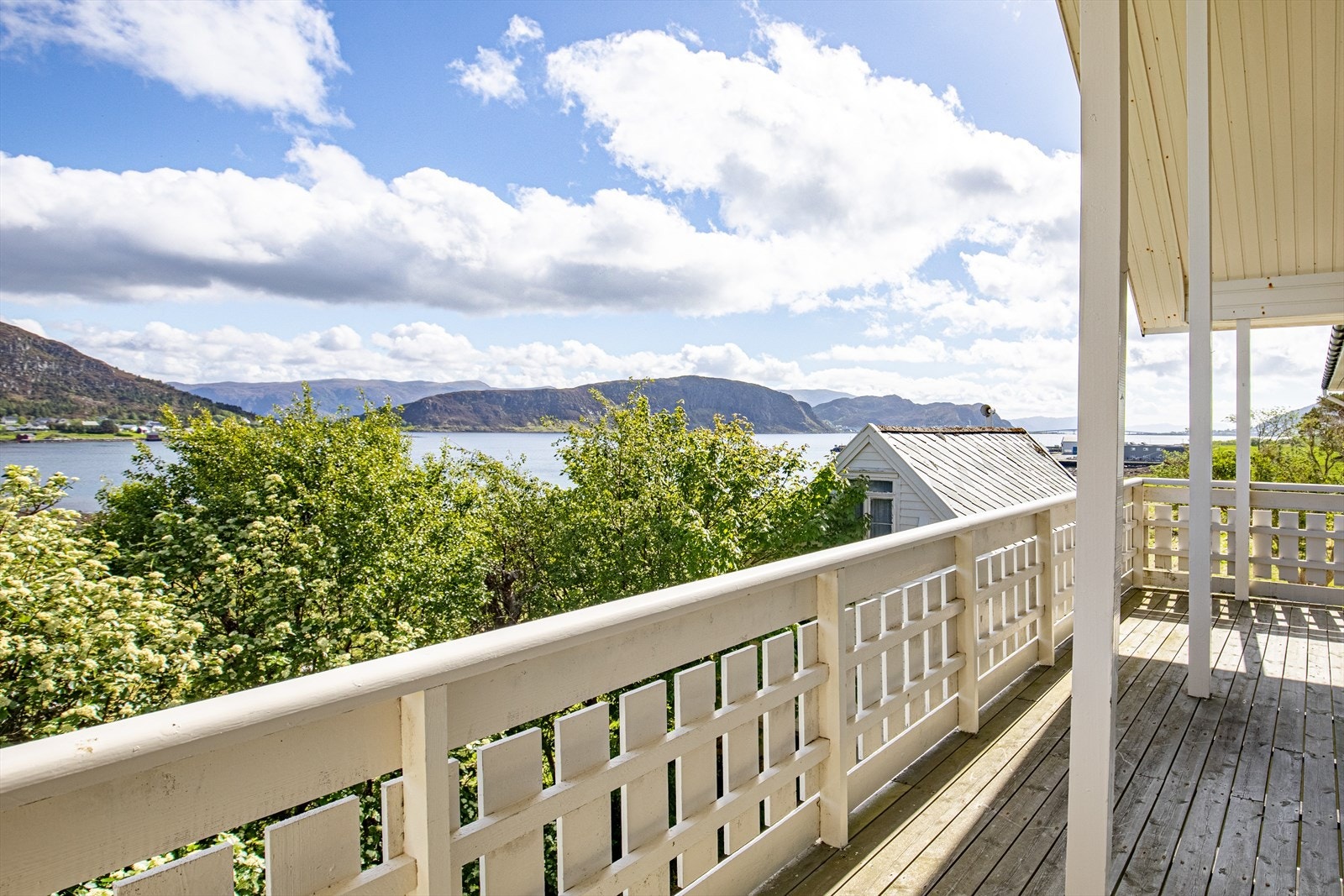 Overbygget veranda på sydøstsiden av boligen med tilkomst fra stua, med flott utsikt mot sjøen og øyene omkring Galleribilde