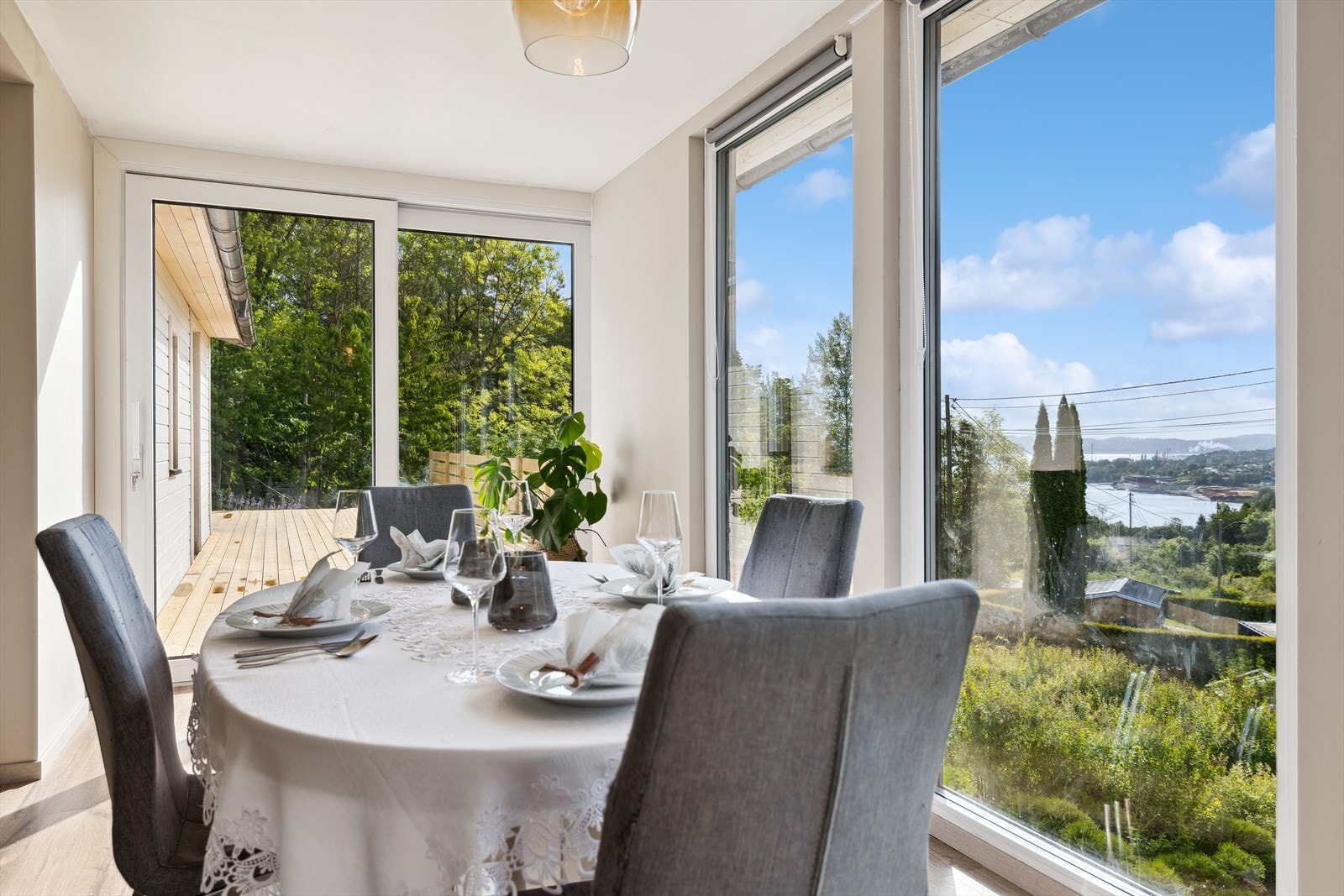 Fin enebolig på Herre - Spisestue med nydelig utsikt over Frierfjroden- nye vinduer og terrassedør fra 2024 i stuen Galleribilde