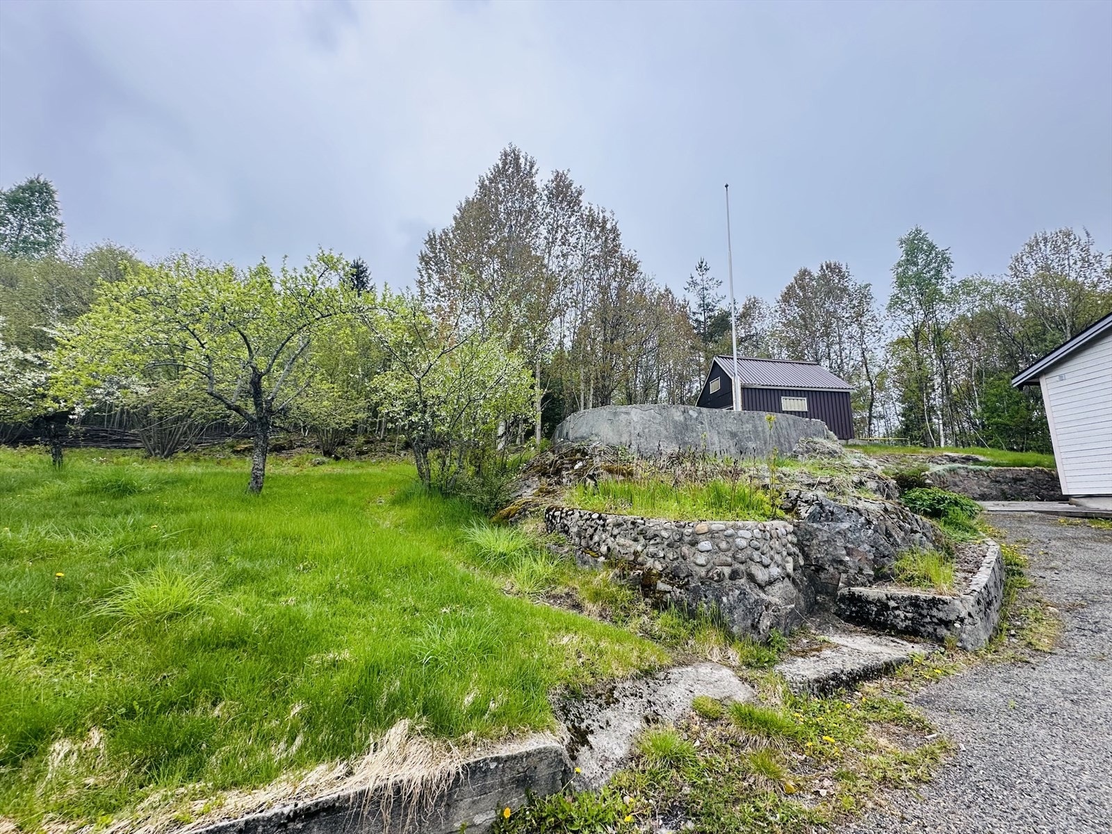 Stor eiendom med frukthage og fin naturtomt Galleribilde