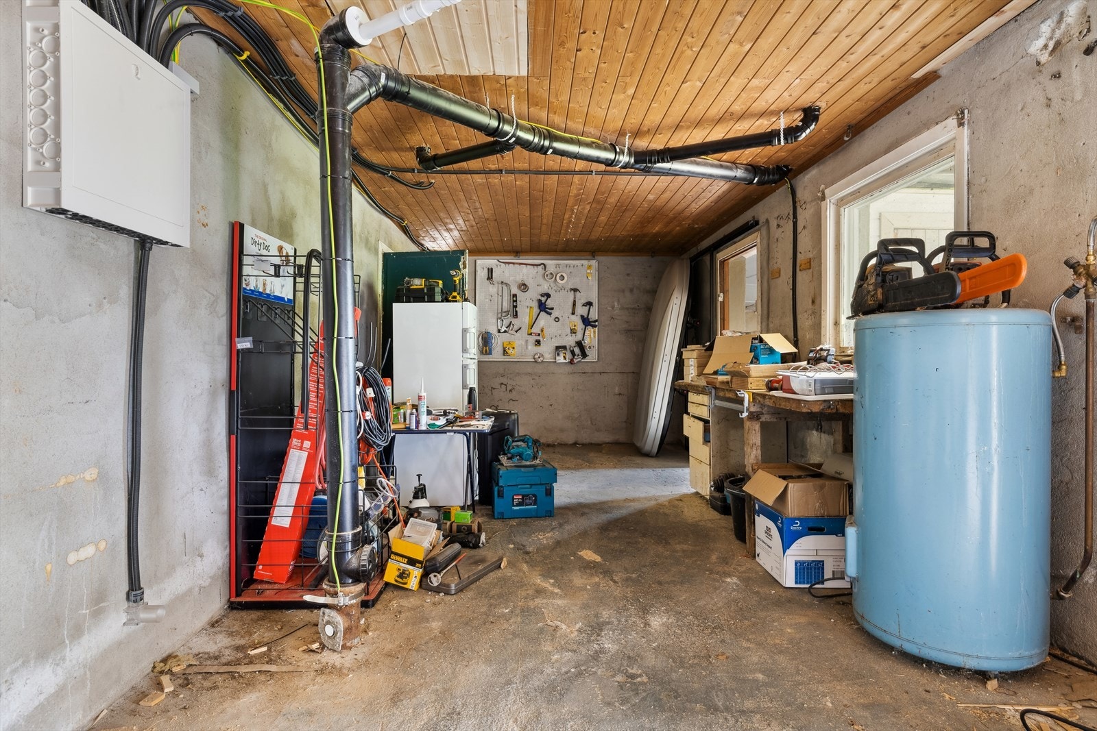 Det er høyt under taket og mange bodrom i kjeller, her fra en av bodene Galleribilde