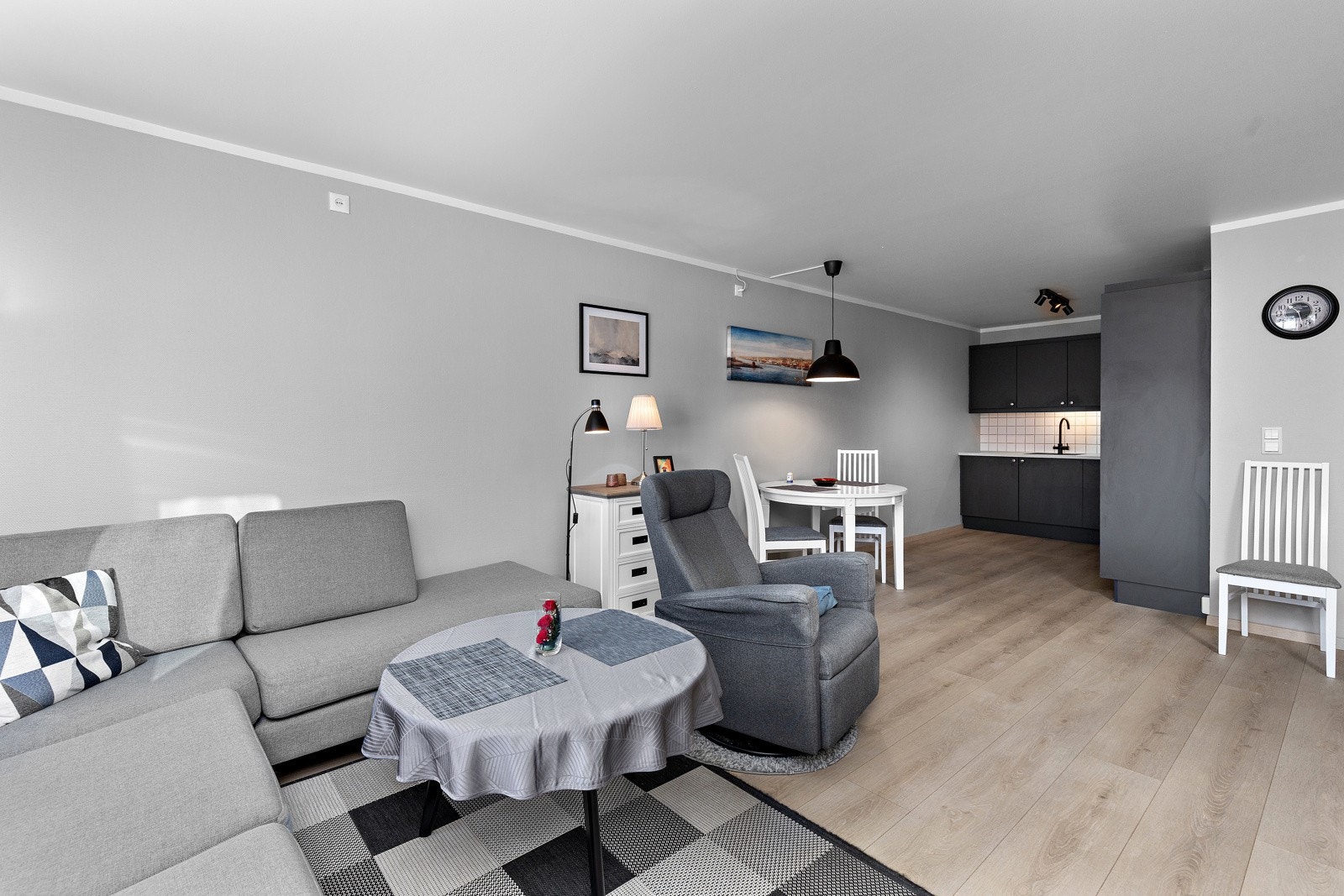 Flott planløsning med åpen kjøkken/stue. Galleribilde