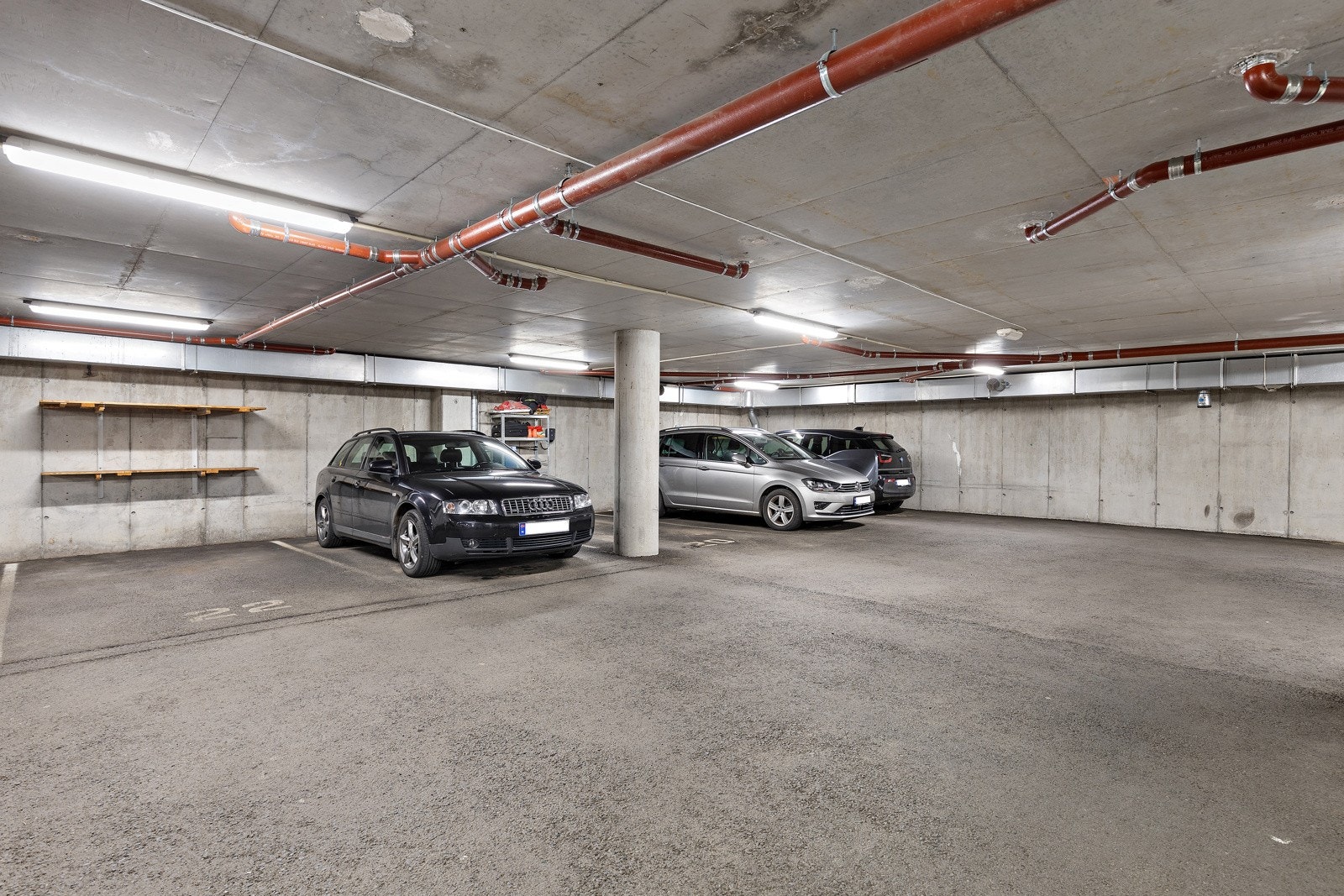 Med leiligheten følger garasjeplass i parkeringskjeller. Galleribilde