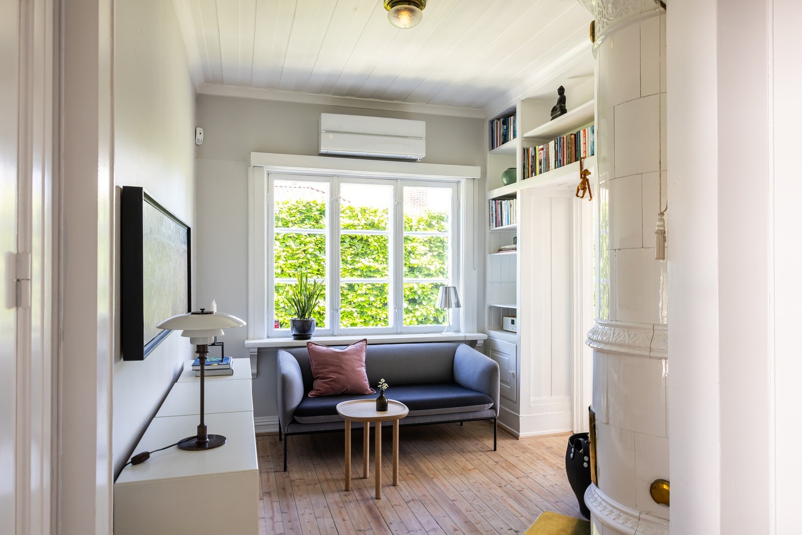 Romslig forstue med klassiske detaljer. Forstuen egner seg godt som et hyggelig oppholdsrom i boligen. Galleribilde