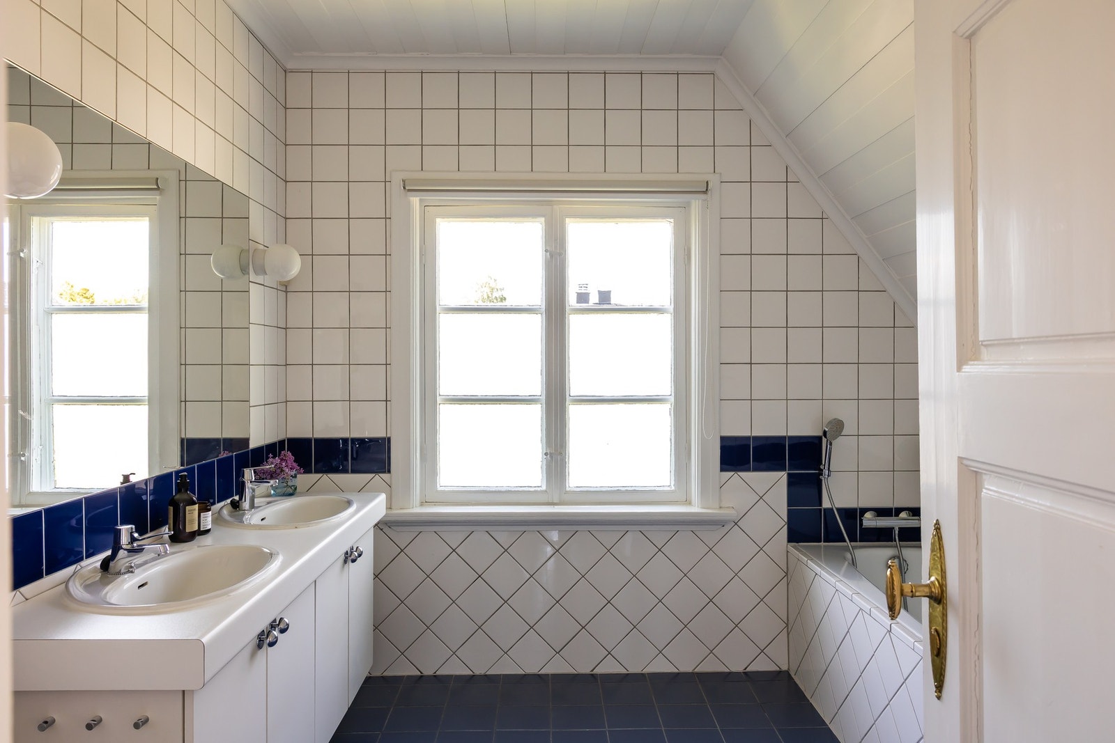Hovedbad er flislagt med gulvvarme. Badet er innredet med vegghengt servantinnredning og dobbel ovenpåliggende servant med armaturer. Galleribilde