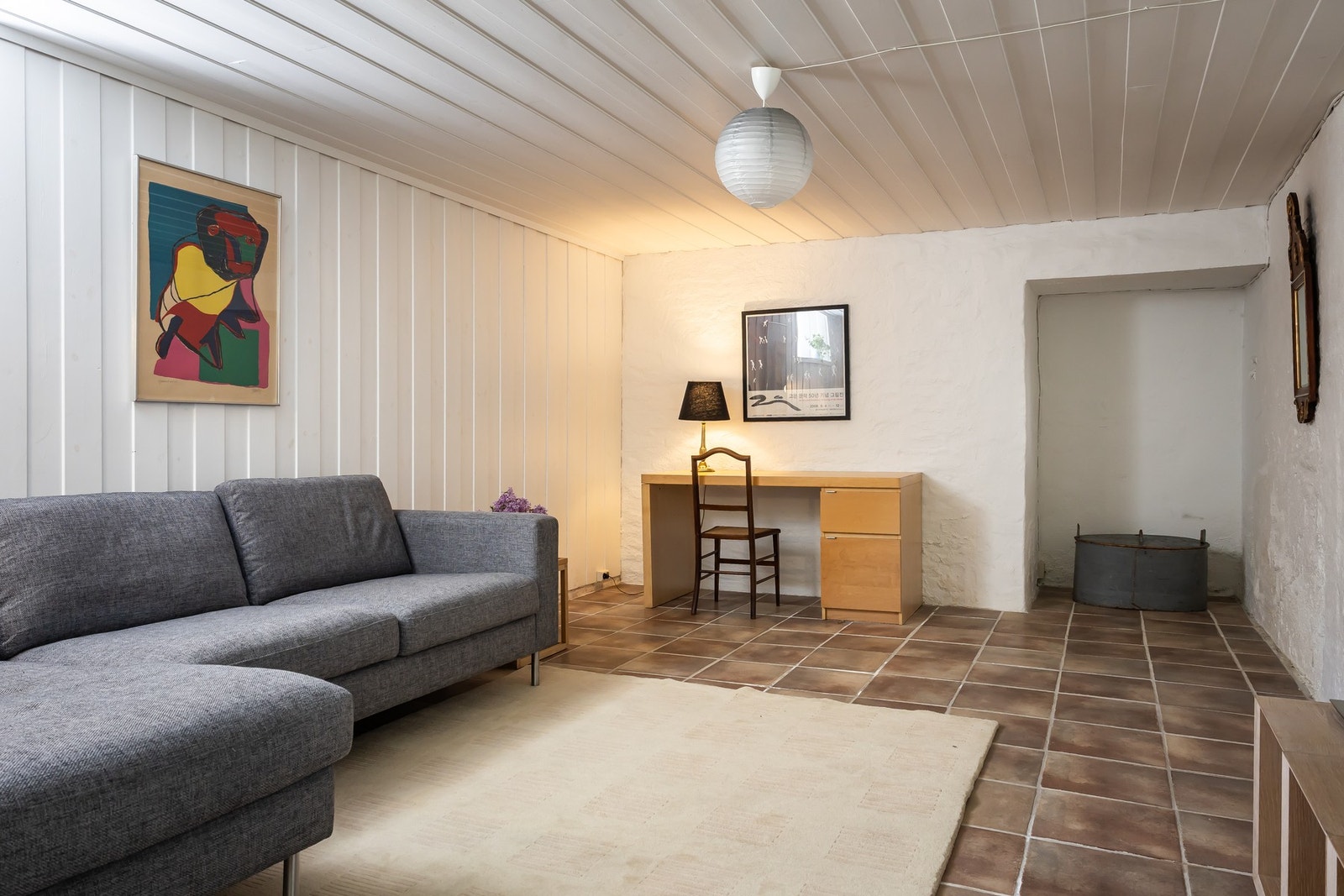 Kjellerstue med god plass til sofa og øvrig møblement. Galleribilde